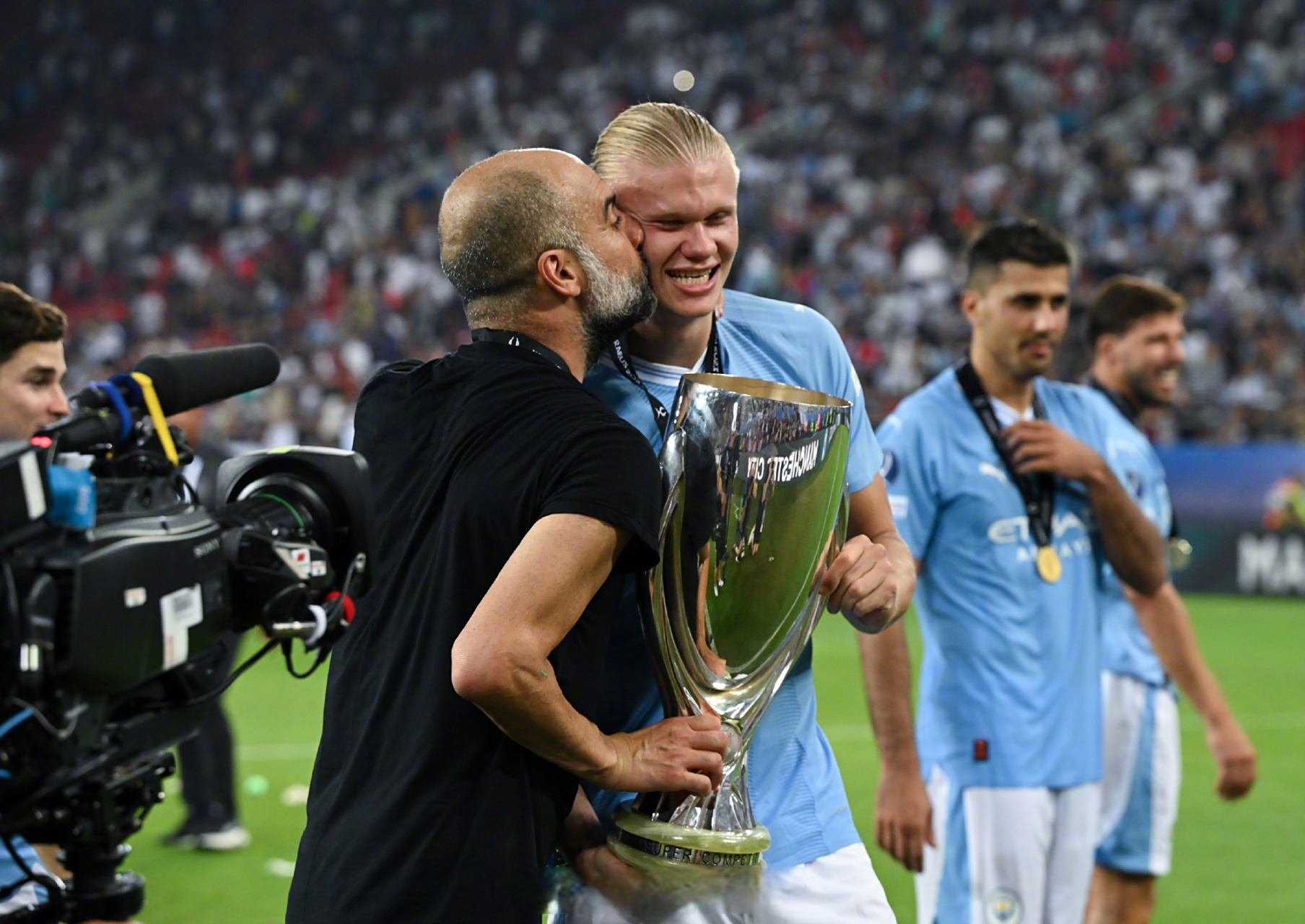 曼联窗口期复出首秀，志在欧超杯名次提升，引发热议，控场能力受关注(欧超杯皇马vs亚特兰大直播在线看)